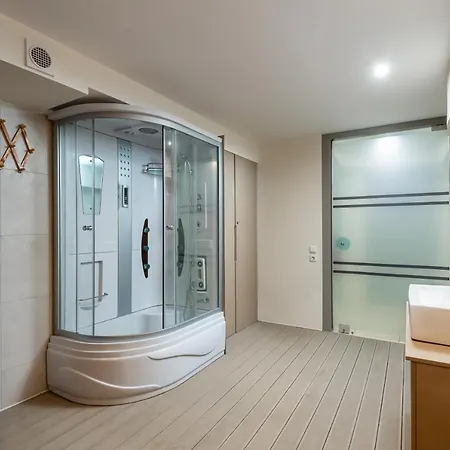 Icarus Apartahotel 2*